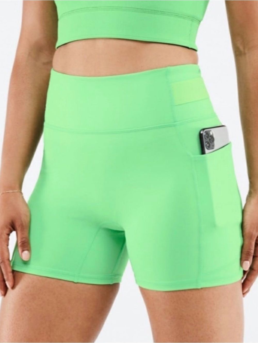 Fabletics High-Waisted Motion365
Pocket Short 5" in Spring Leaf/ Parakeet M
